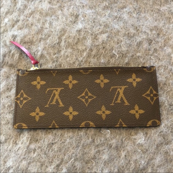 Louis Vuitton Handbags - Louie Vuitton small zip pouch ❤️